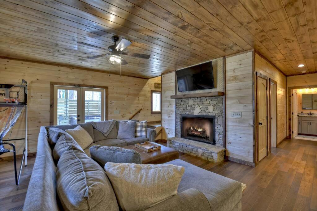 فيلا Rosewood Retreat - Hot Tub Fire Pit Pool Table بلو ريدج المظهر الخارجي الصورة